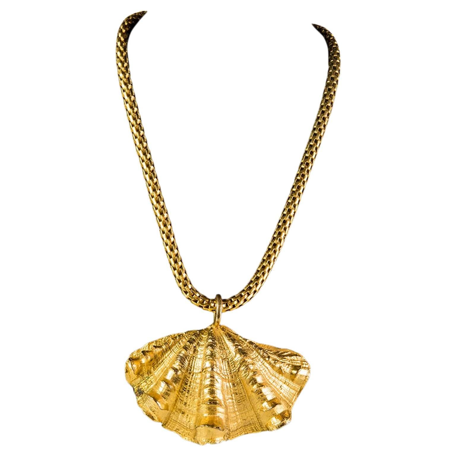 1980s Mercedes Robirosa gold tone metal shell necklace For Sale