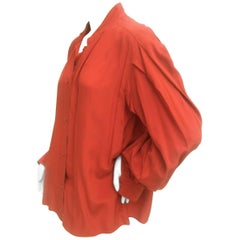Blouse en soie rouge cramoisi Saint Laurent Rive Gauche c 1970s