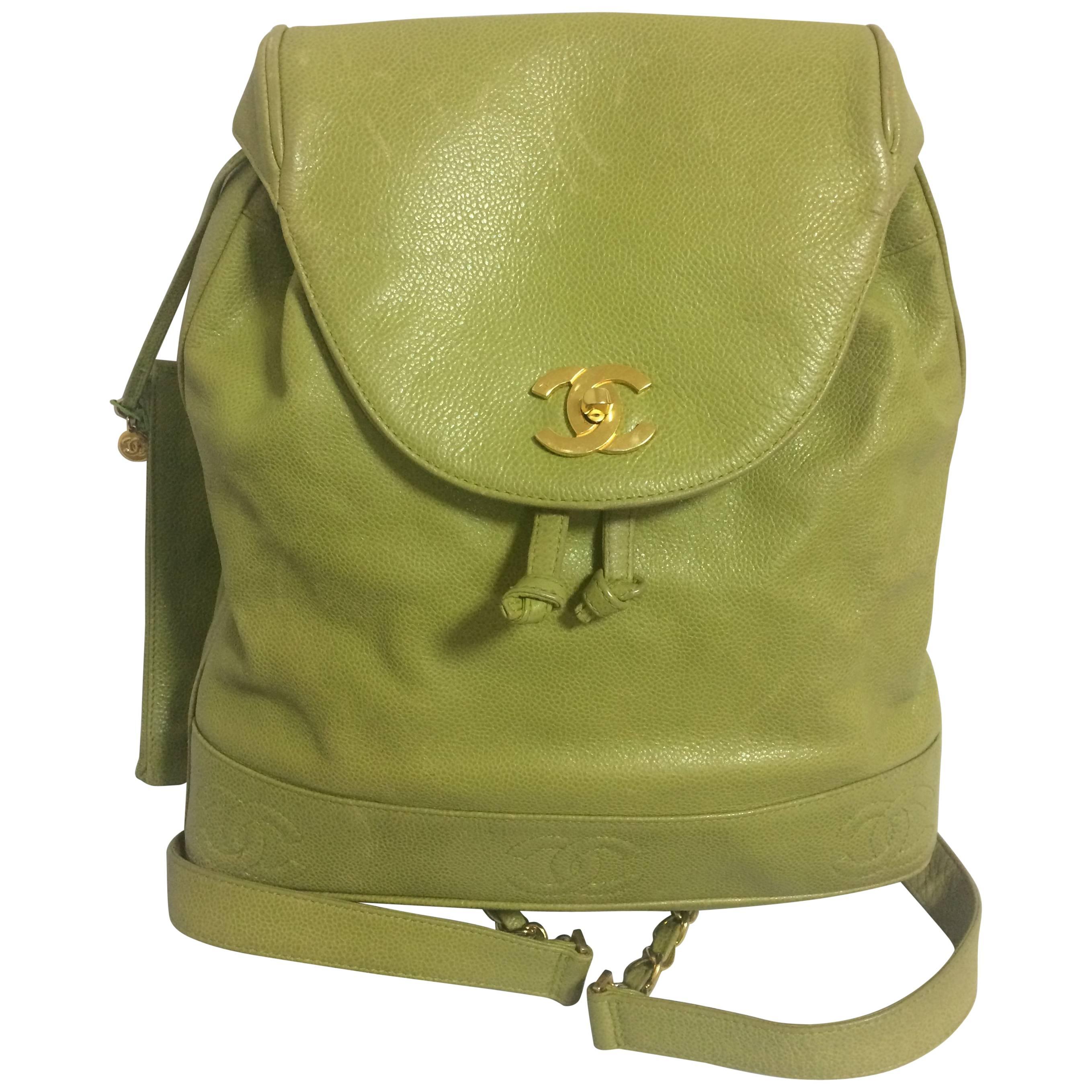 Vintage CHANEL green caviar leather backpack with gold chain strap and CC motif. For Sale