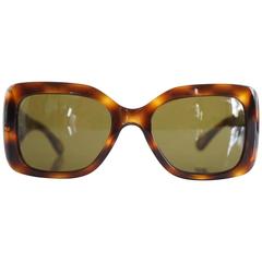 Lunettes de soleil Chanel en écaille de tortue avec côtés matelassés