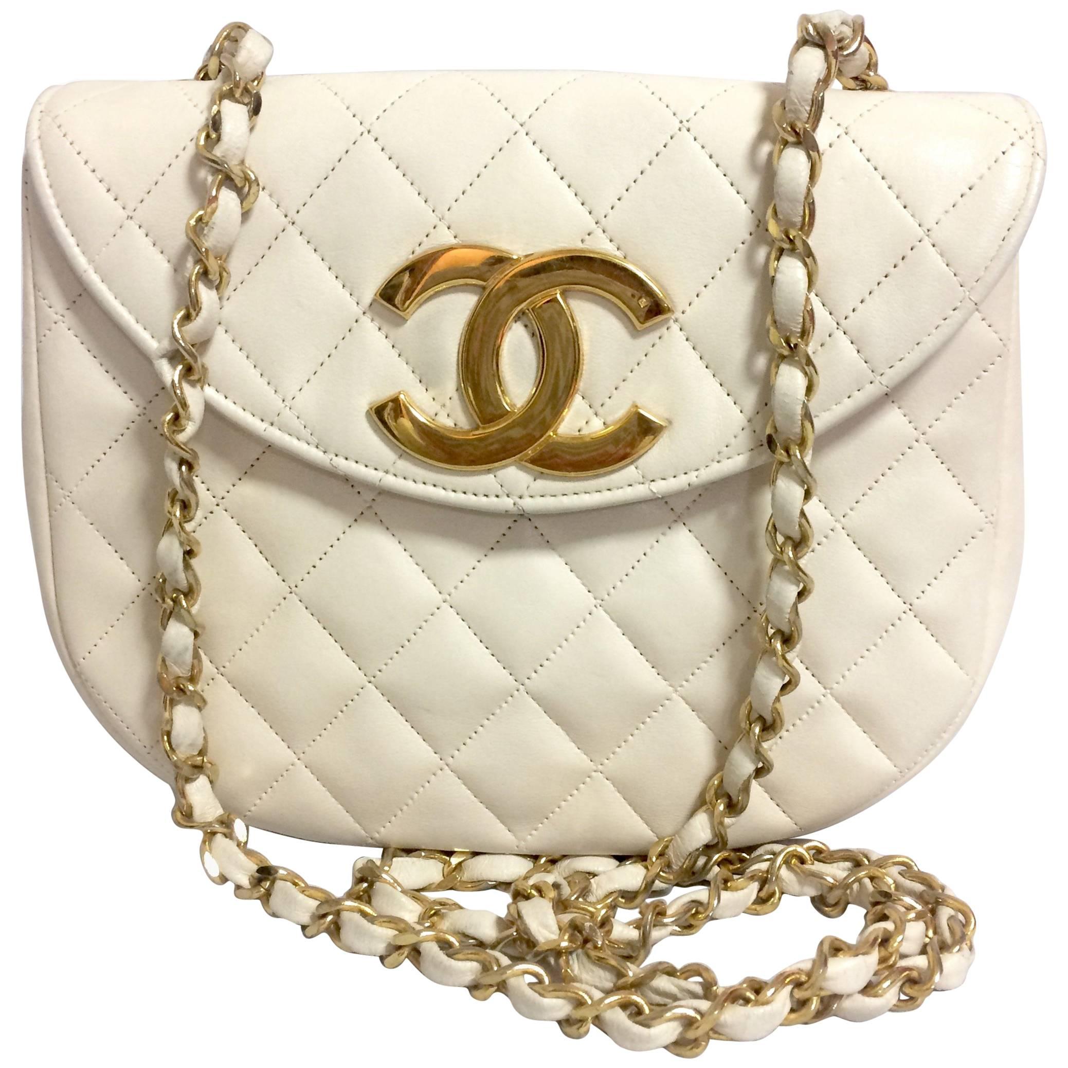 Vintage CHANEL ivory white lambskin 2.55 chain shoulder bag with gold CC motif.