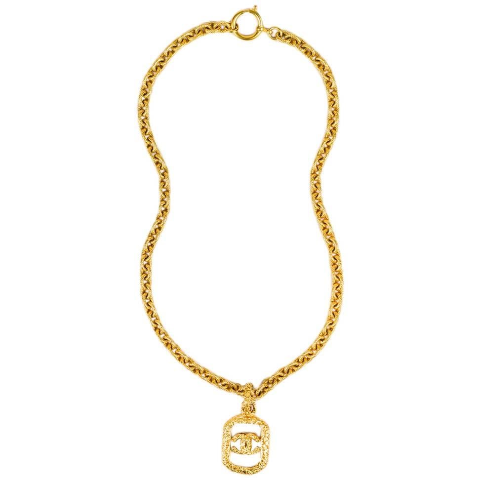 Chanel Vintage Gold Tone 'CC' Dog Tag Pendant Necklace For Sale