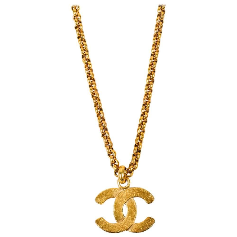 Chanel Vintage Gold Tone Metal Chain Link 'CC' Pendant Necklace For Sale