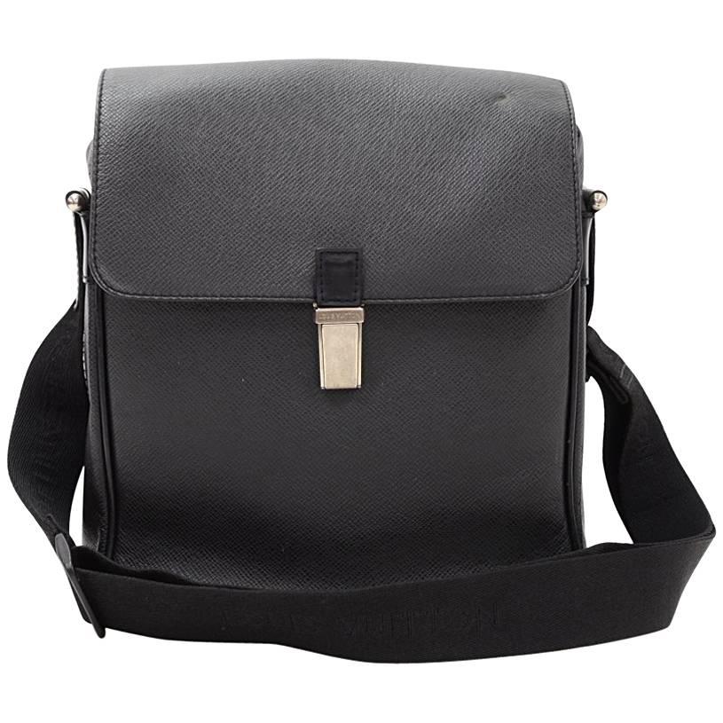 Louis Vuitton Yaranga Black Taiga Leather Messenger Bag For Sale