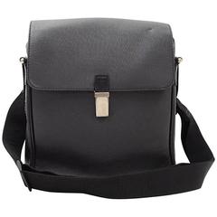 Yaranga Schwarze Taiga Messenger-Tasche aus Leder von Louis Vuitton