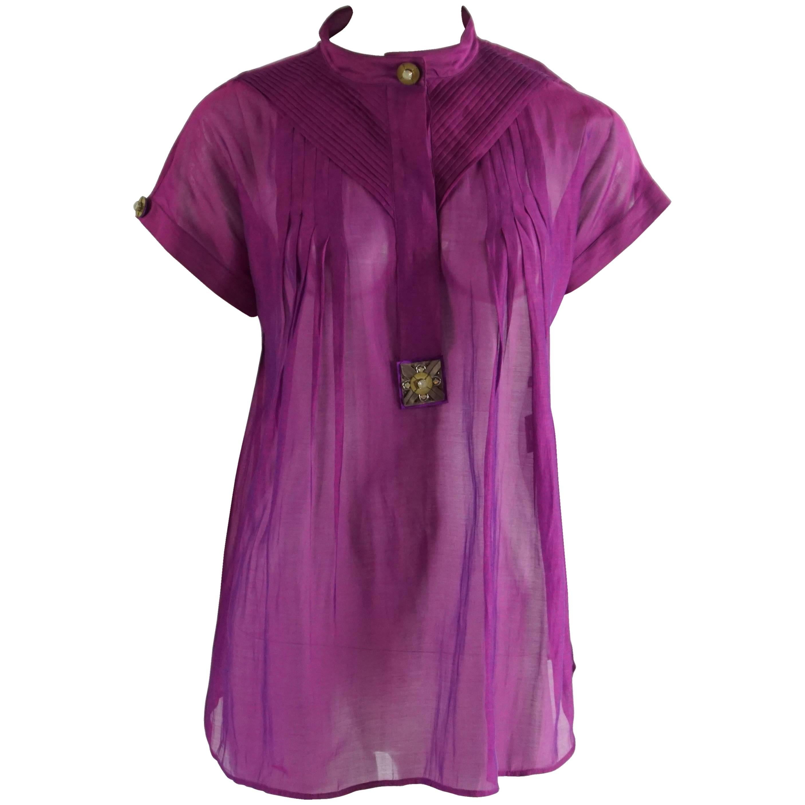 Versace - Haut à manches courtes en organza de soie violet avec détails en pierre, taille 38