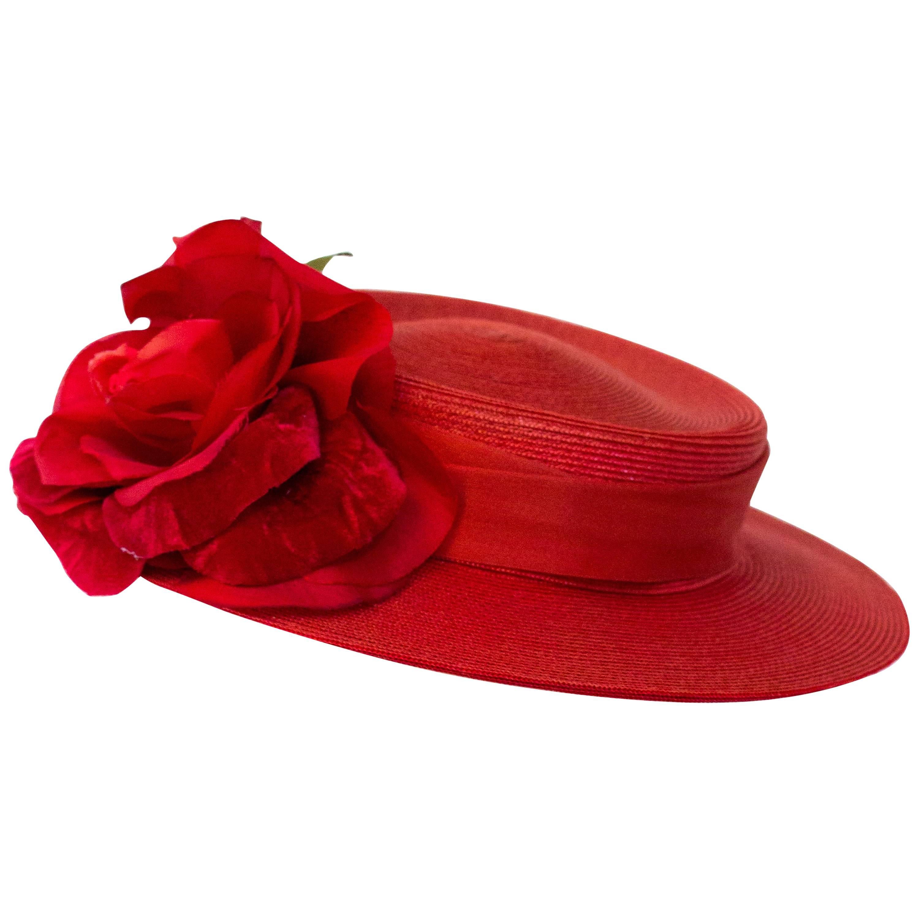 Chapeau de paille rouge des années 40 avec rose en vente