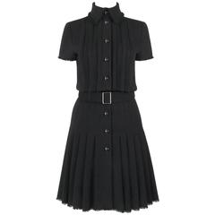 CHANEL A/H 2007 - Robe chemise plissée en laine noire à boutons sur le devant avec ceinture