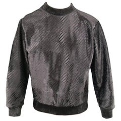 Schwarzer Pullover aus geprägtem Ponyhaar mit Rundhalsausschnitt