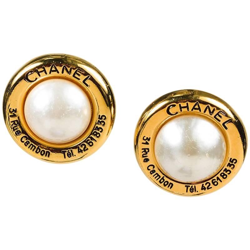 Chanel Vintage Gold Black Iridescent White Faux Pearl Logo Clip On Earrings For Sale