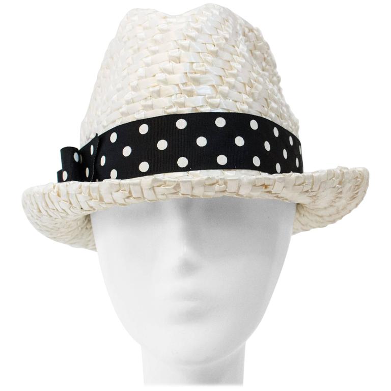 Chapeau de paille blanc avec bandeau de chapeau à pois, années 60 En vente  sur 1stDibs