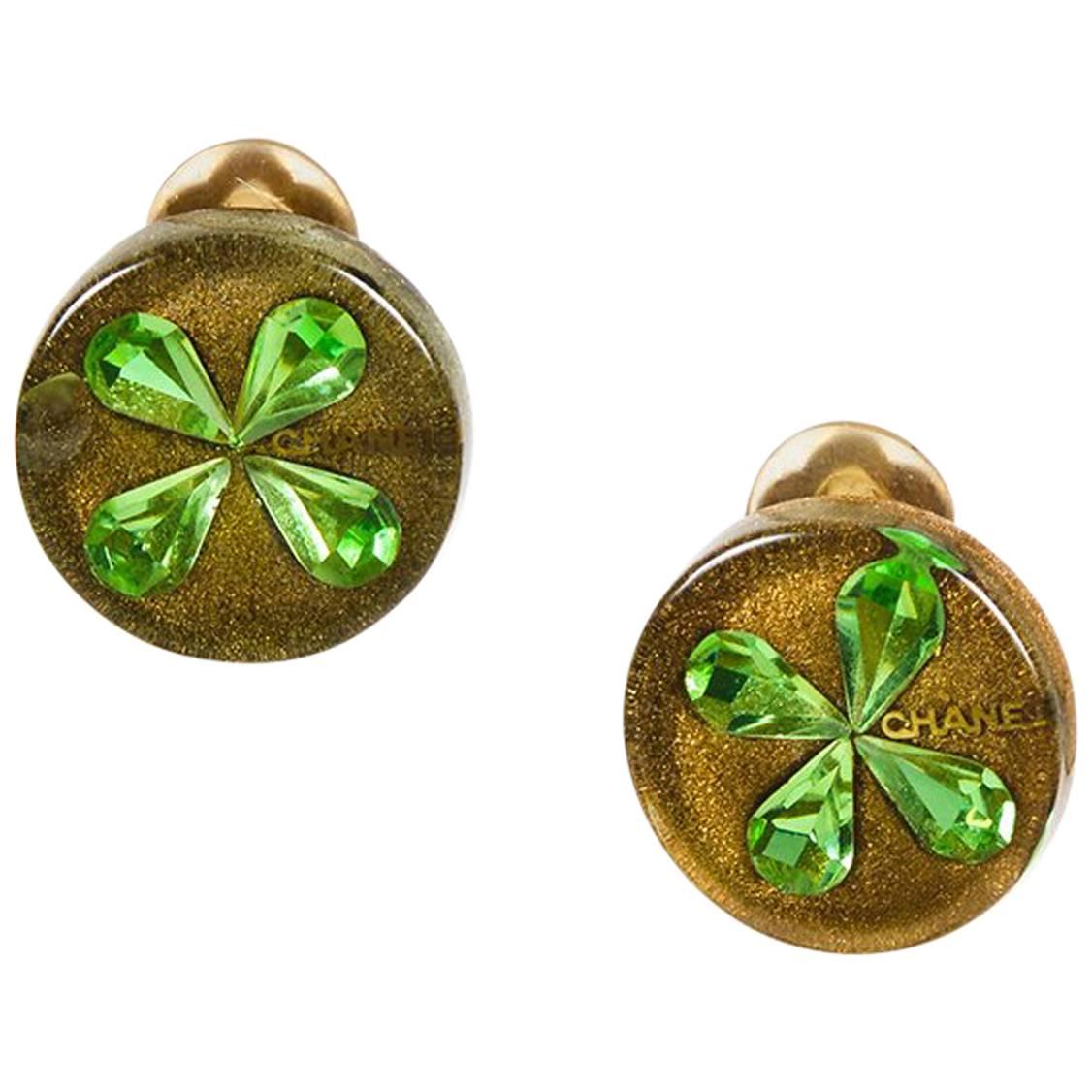 Chanel Cruise 2001 Green & Metallic Gold Resin & Crystal Clover Clip On Earrin For Sale