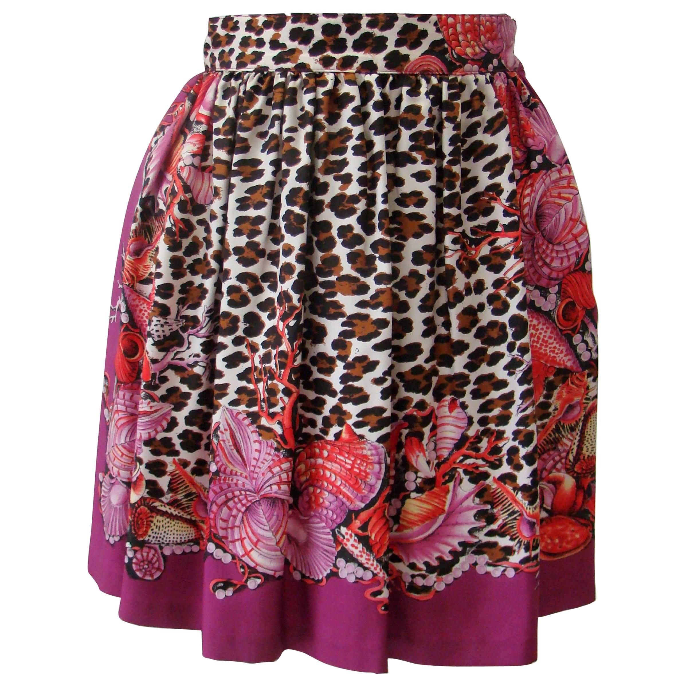 Gianni Versace Couture Animal Seashell Printed Silk Pleated Mini Skirt For Sale