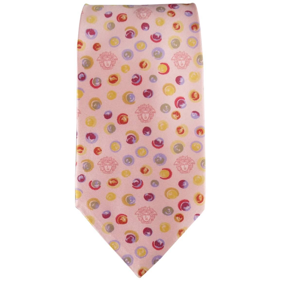 GIANNI VERSACE Vintage Tie consists of 100% silk material in a pink color tone. 