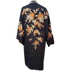 Schwarzer bestickter Kimono mit orangefarbenen Blumen