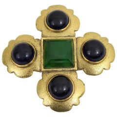 Chanel Vintage gripoix Brooch in gold plated metal and glass 12