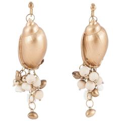 Very long gilded 'shell and wooden bead earrings, 1980s 5