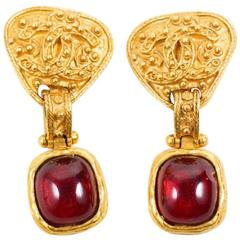Vintage Chanel Gold Tone Metal Red Gripoix Stone 'CC' Clip On Drop Earrings 3