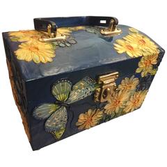 Holzkoffer Geldbörse aus den 1960er Jahren mit bemalten und applizierten Blumen und Schmetterlingen