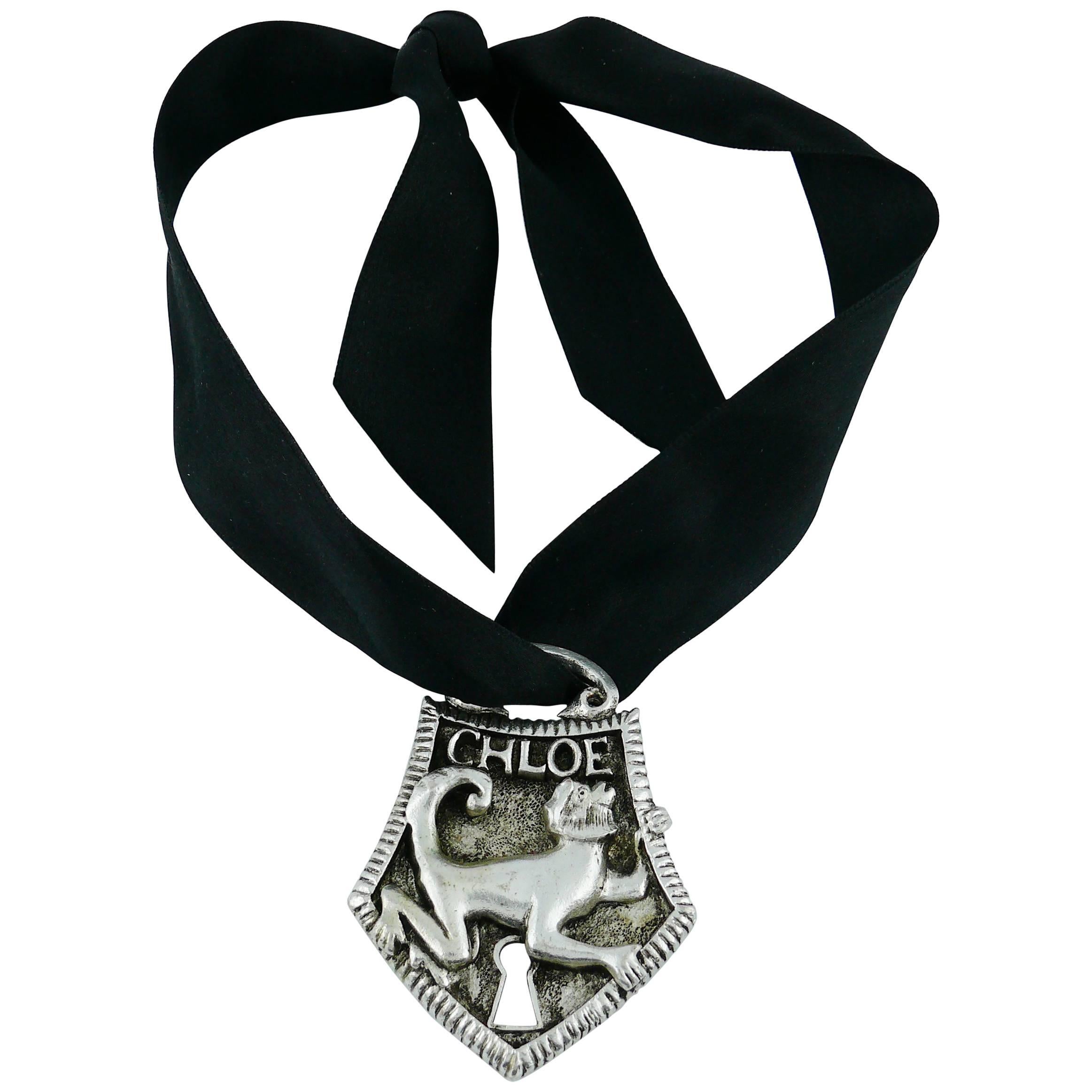 Collana con ciondolo a forma di scimmia di Chloé in argento in vendita