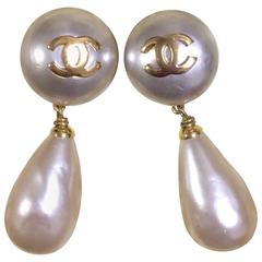 Vintage CHANEL white teardrop faux pearl dangling earrings with golden CC mark.