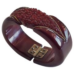 Bracelet jonc à charnières Art Déco en bakélite ambrée et cerisier fortement sculpté