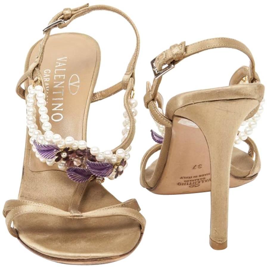 VALENTINO GARAVANI 37 High-Heeled Sandals in Golden Beige Silk and Glass Pearls For Sale