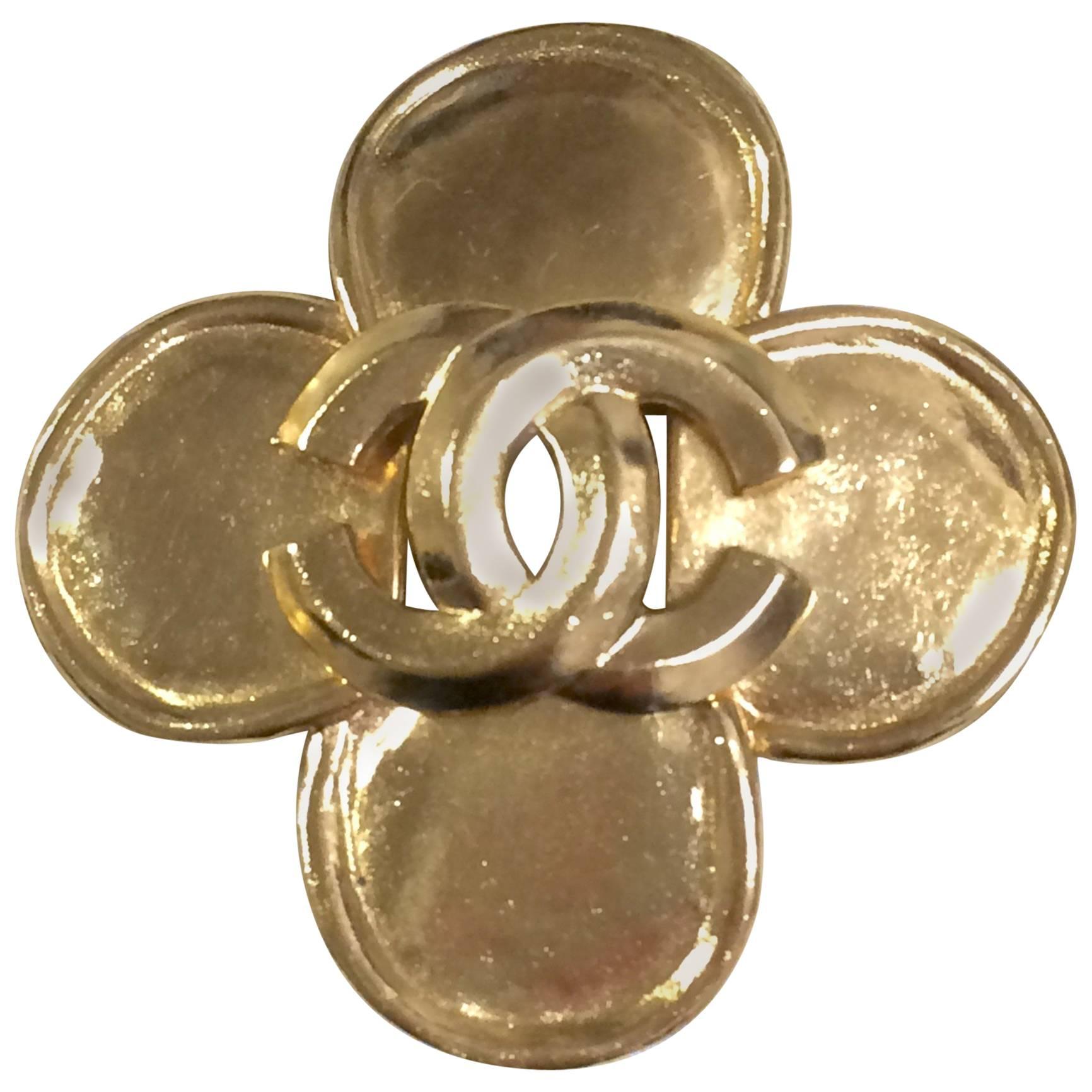 MINT. Vintage CHANEL Gold tone flower brooch with CC mark. Elegant and classic. 
