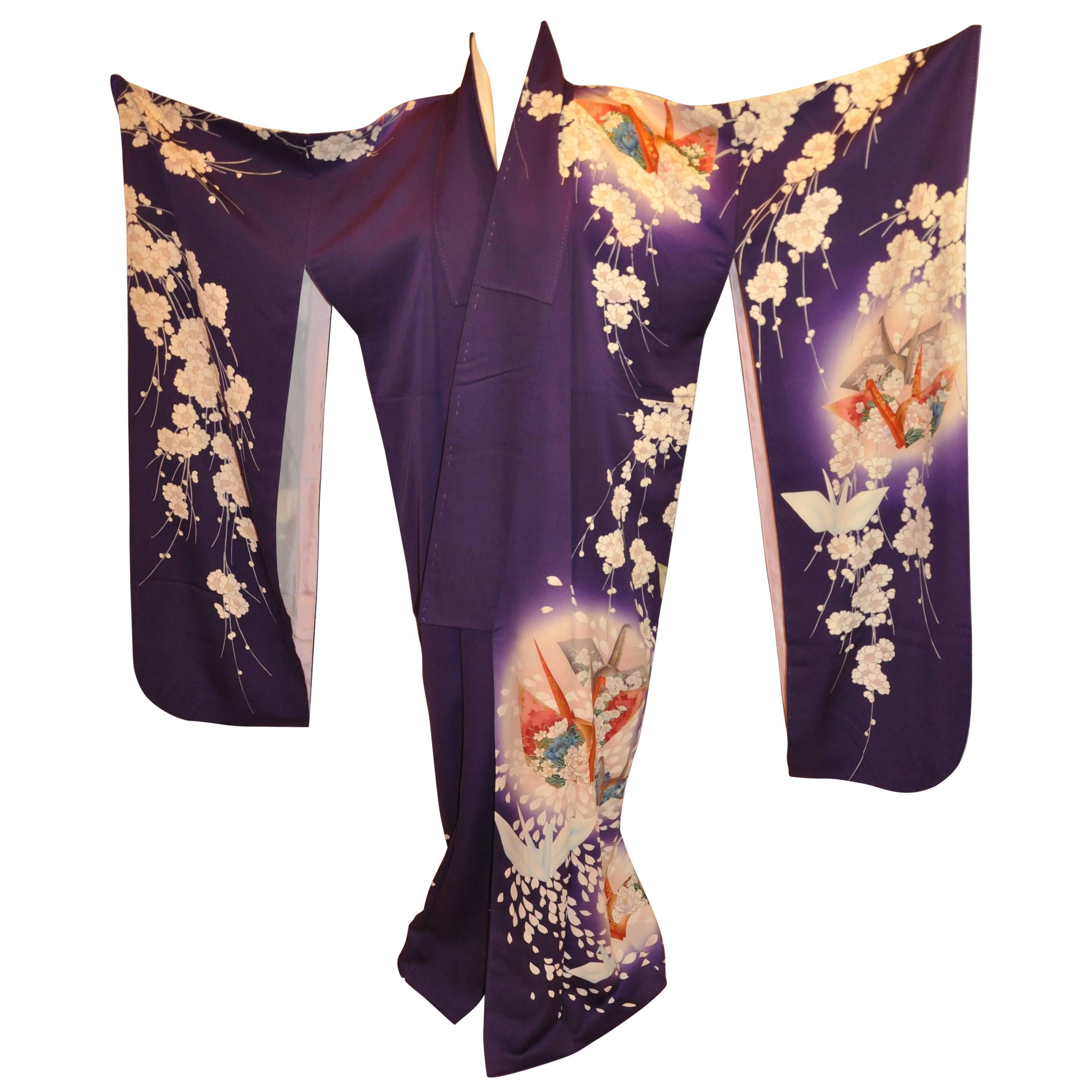 Seidenkimono in kühnem Violett mit „Floral & Origami Cranes“ im Angebot