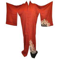 Kimono en soie bordeaux à fleurs avec plusieurs éraflures abstraites et touches métalliques