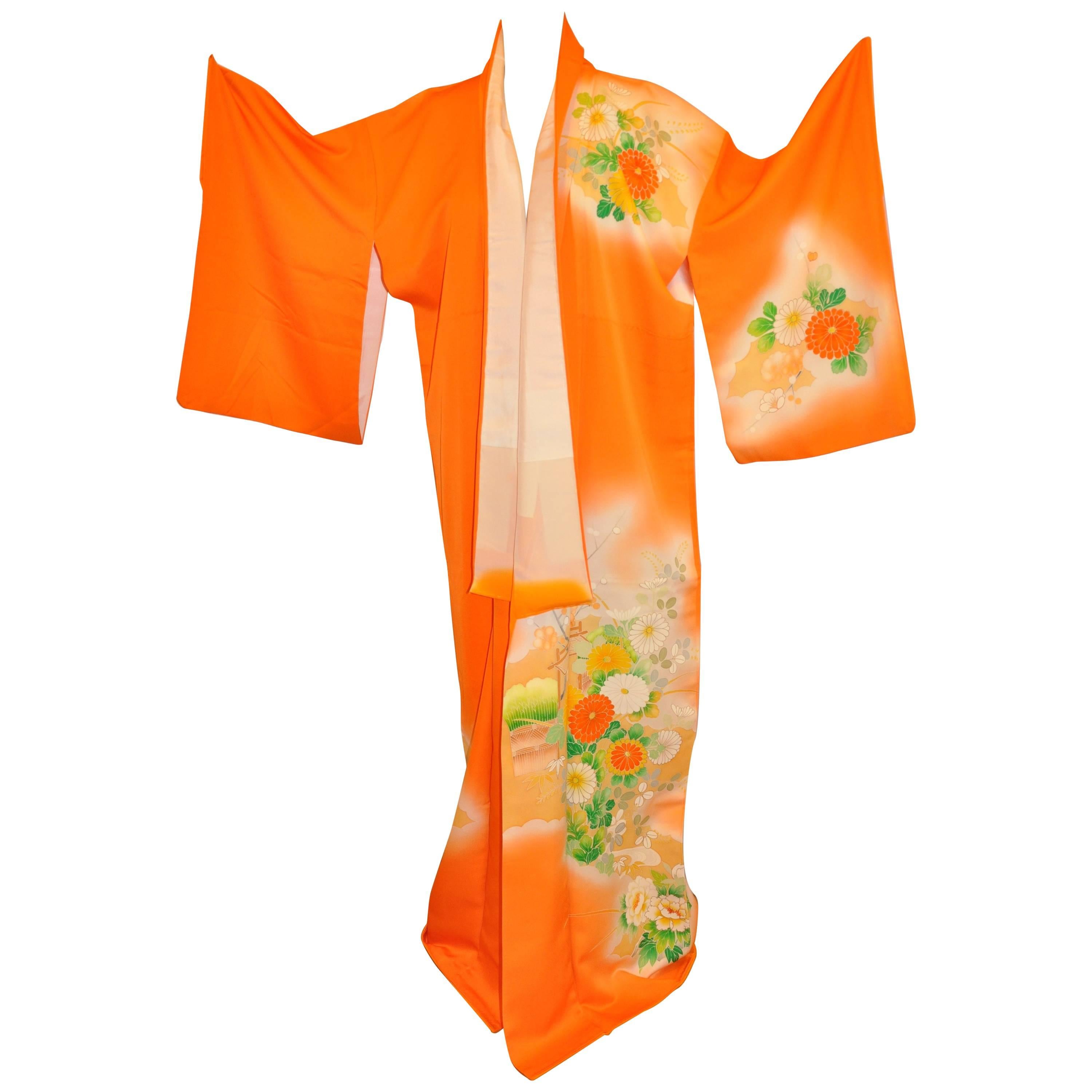 Warmiger Kimono aus bernsteinfarbener Seide mit mehrfarbigem Blumenmuster im Angebot