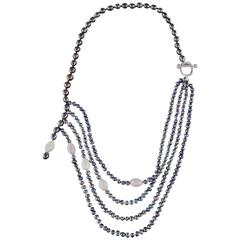 Asymmetrische schwarze Perlenkette mit mehreren Strängen im Vintage-Stil