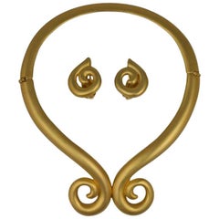 Suite aus mattem Gold und Spiralkragen von Givenchy