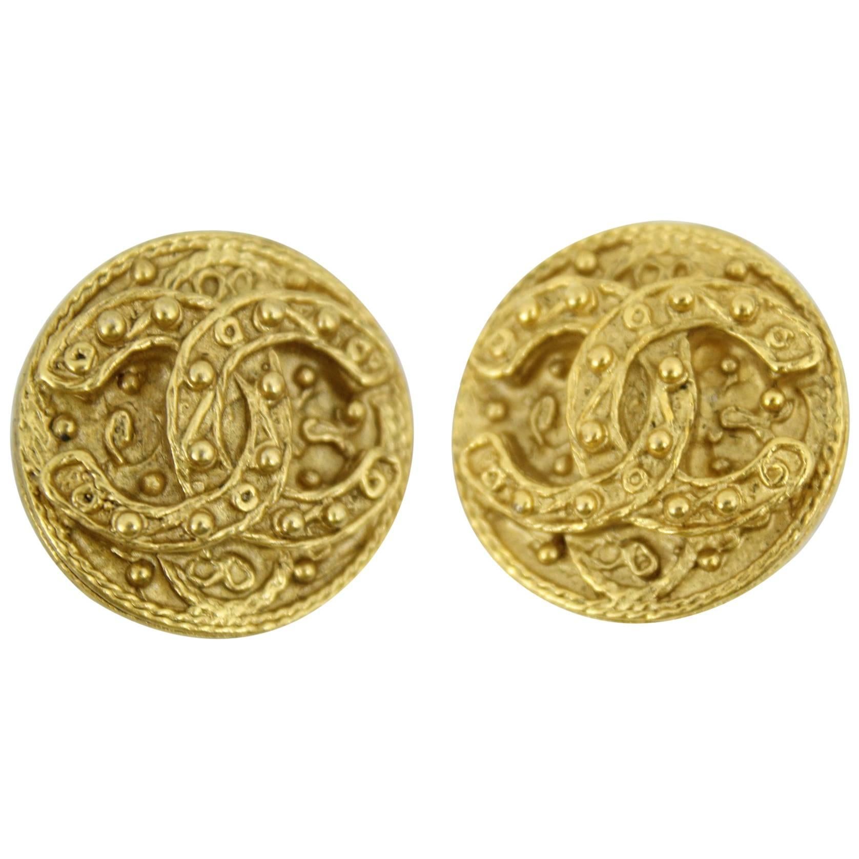 Chanel Vintage Double C earring in gold Plated Metal For Sale