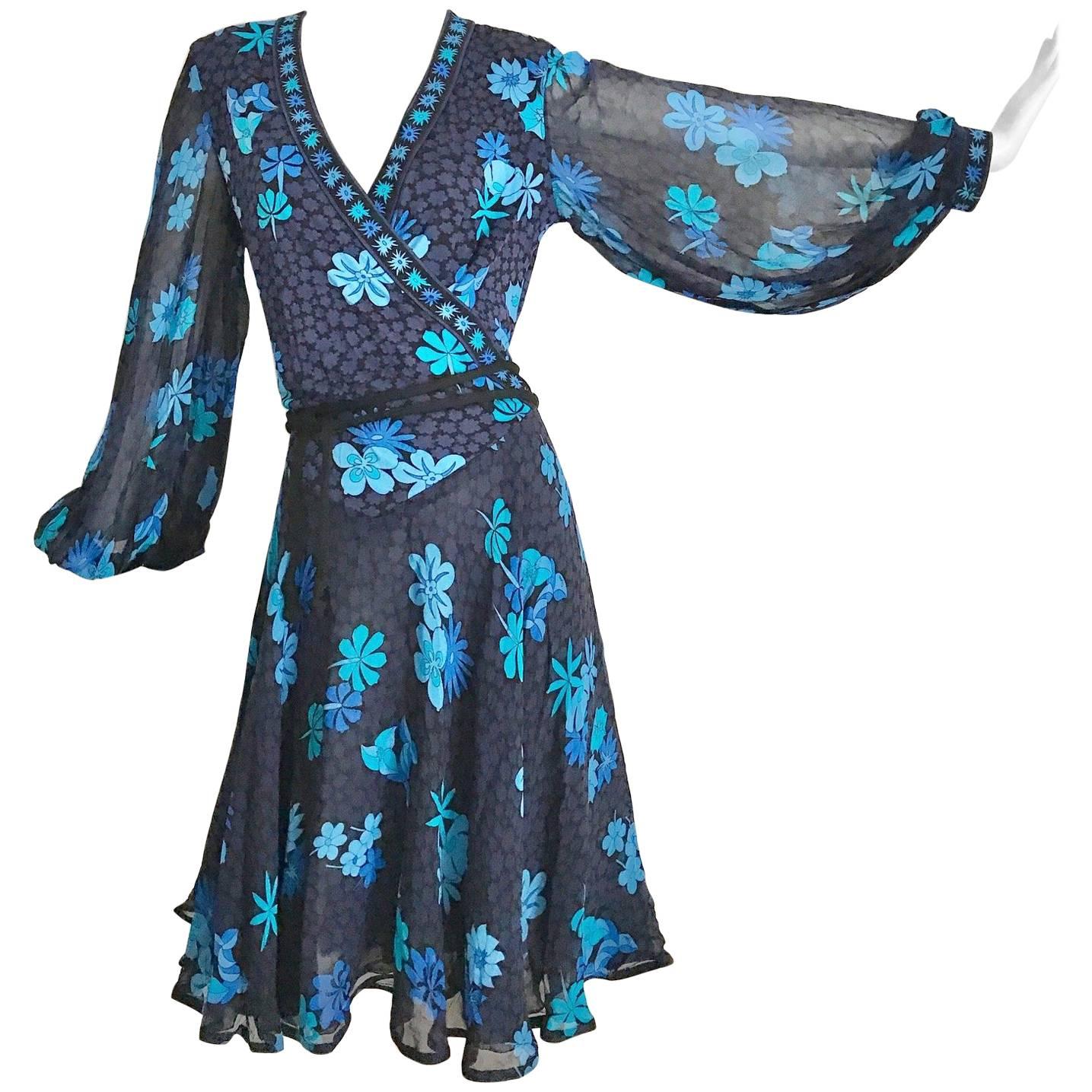 Vestido de punto de seda con estampado floral negro y azul de Bessi de los años 70 en venta