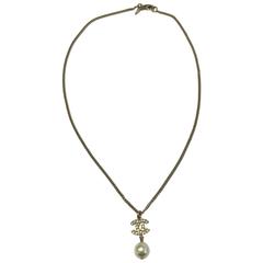 CHANEL Necklace in Gilt Metal, CC Pendant in Rhinestones and Glass Pearl 9