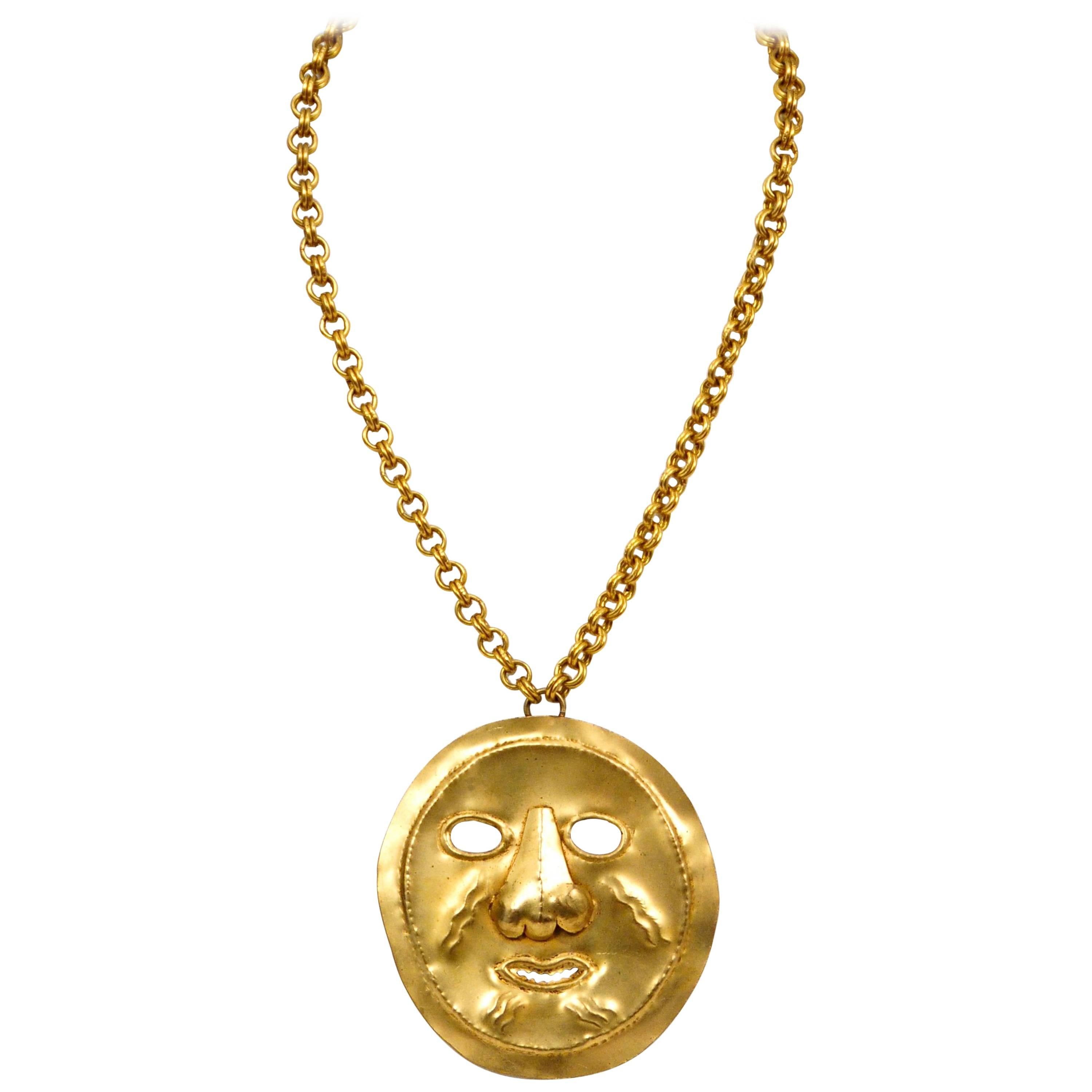 Yves Saint Laurent, collier pensant précolombien en métal doré avec masque en vente