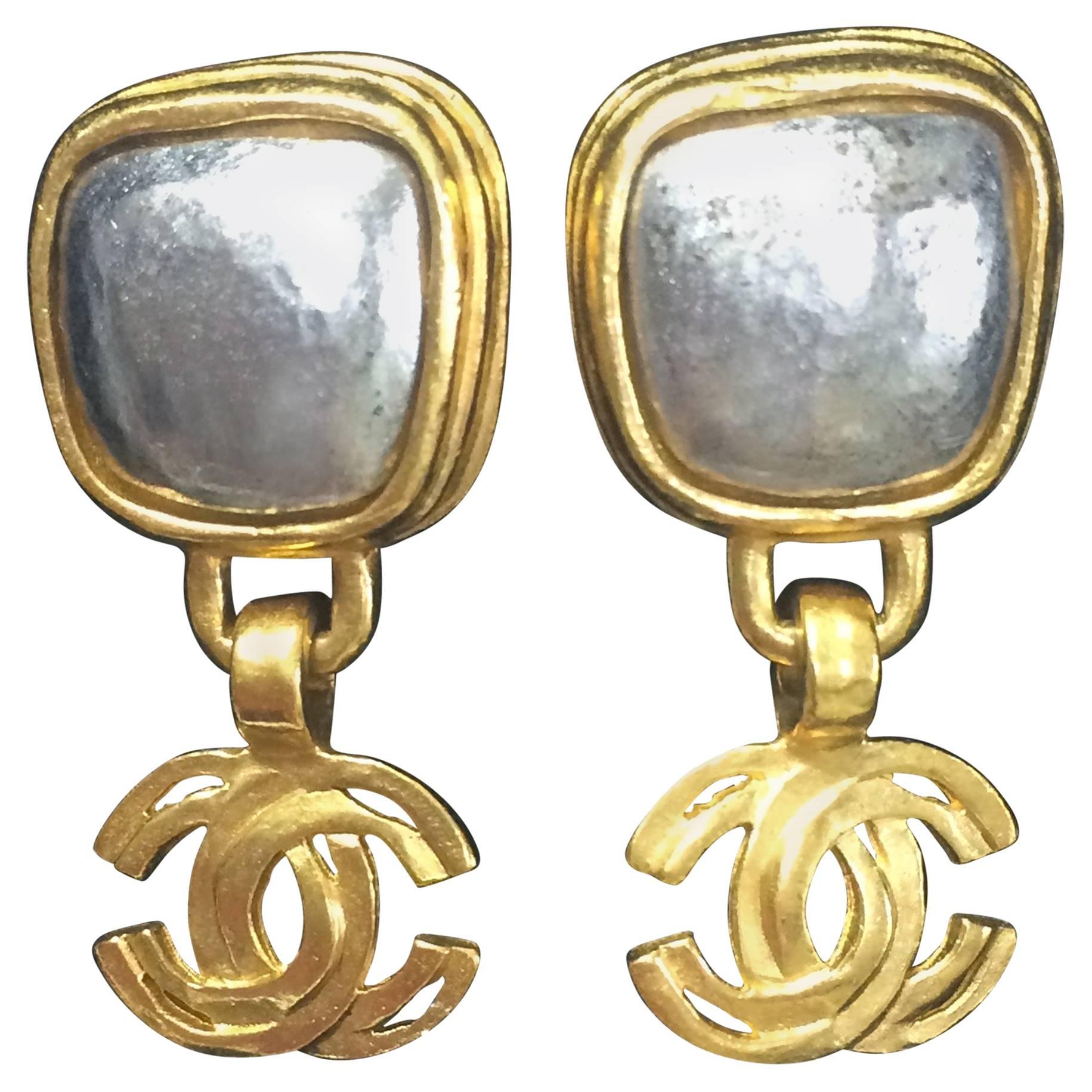 Vintage CHANEL dangling earrings with large CC mark and gunmetal faux pearls. For Sale