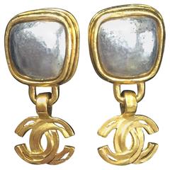 Vintage CHANEL dangling earrings with large CC mark and gunmetal faux pearls.