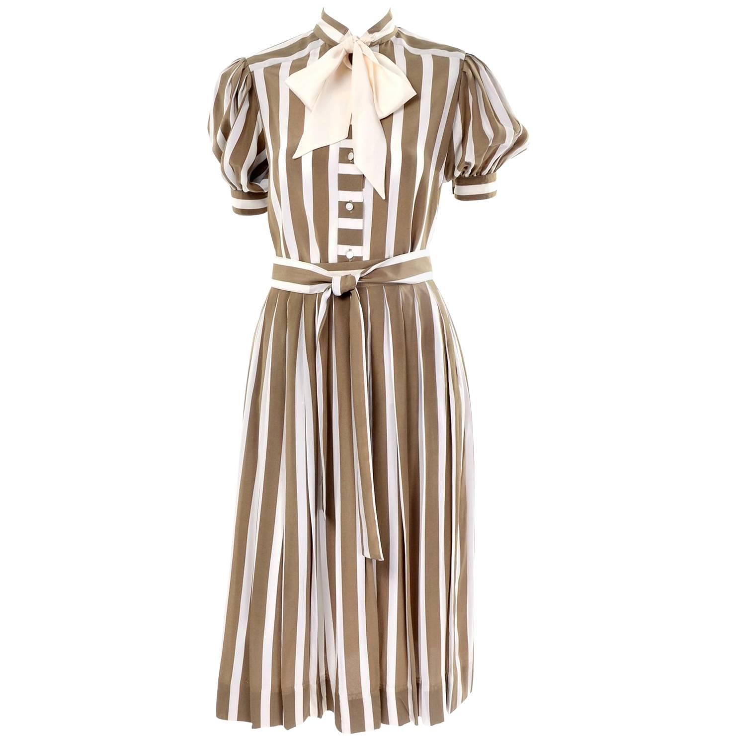 Albert Nipon Gestreifte Seide Vintage 2 Teile. Kleid mit Schleife im Angebot