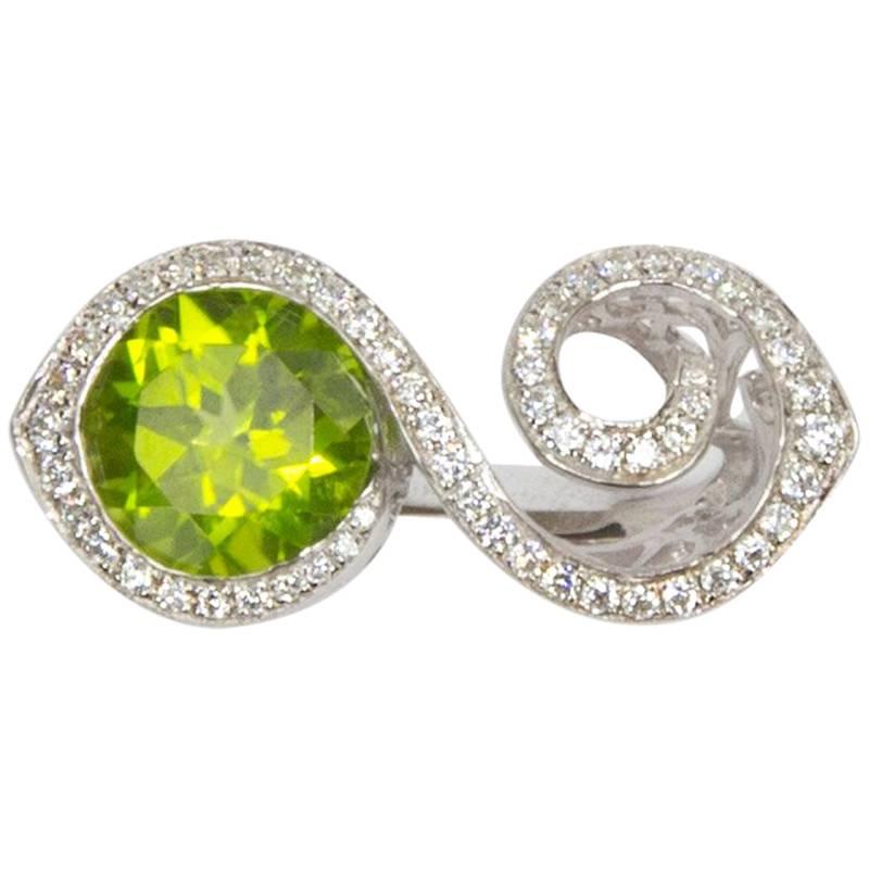 Toi et Moi Crossover Bypass Peridot CZ Sterling Silver Rhodium Crossover Ring For Sale