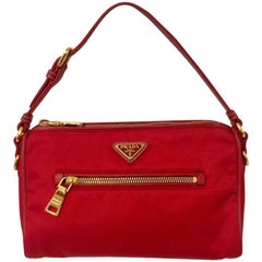 Prada Rote Nylon Pochette mit Lederriemen und Gold Tone Hardware