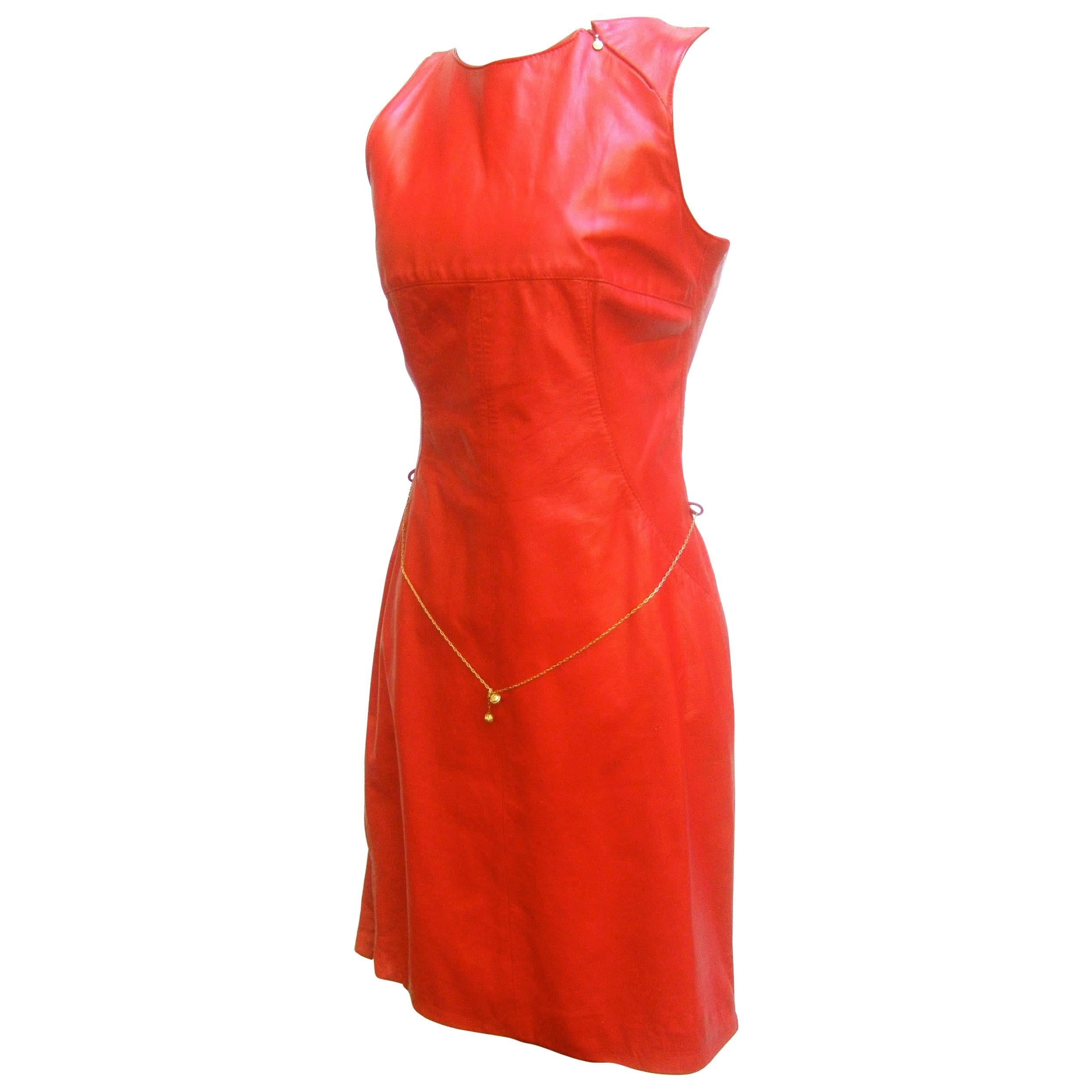 Versace Robe en cuir rouge cerise avec ceinture dorée. en vente