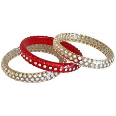 Ensemble de trois bracelets jonc vintage en lucite incrustés de strass rouges et transparents des années 1960