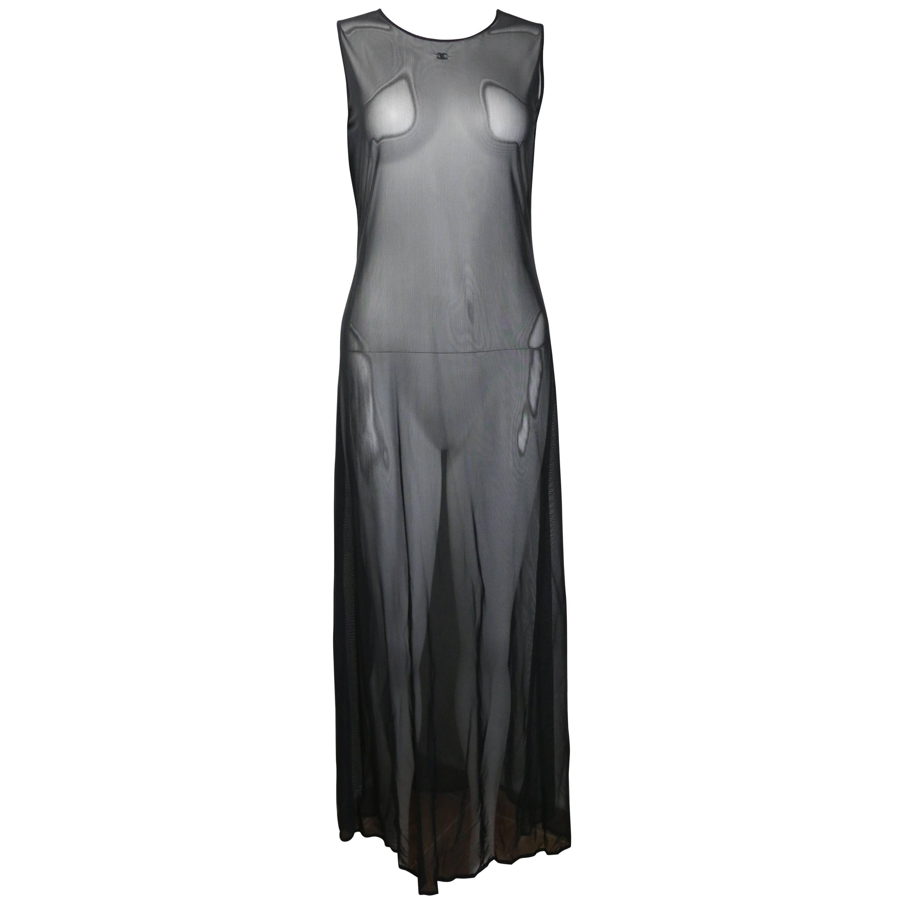 - Vintage Chanel schwarzes durchsichtiges Kleid aus der 1999er Cruise Collection. Dieses Kleid ist völlig durchsichtig und der Stoff ist dehnbar und bequem.  Es ist gut zu tragen bei heißem Wetter und auch ein sehr süßes Kleid zu tragen! 

-