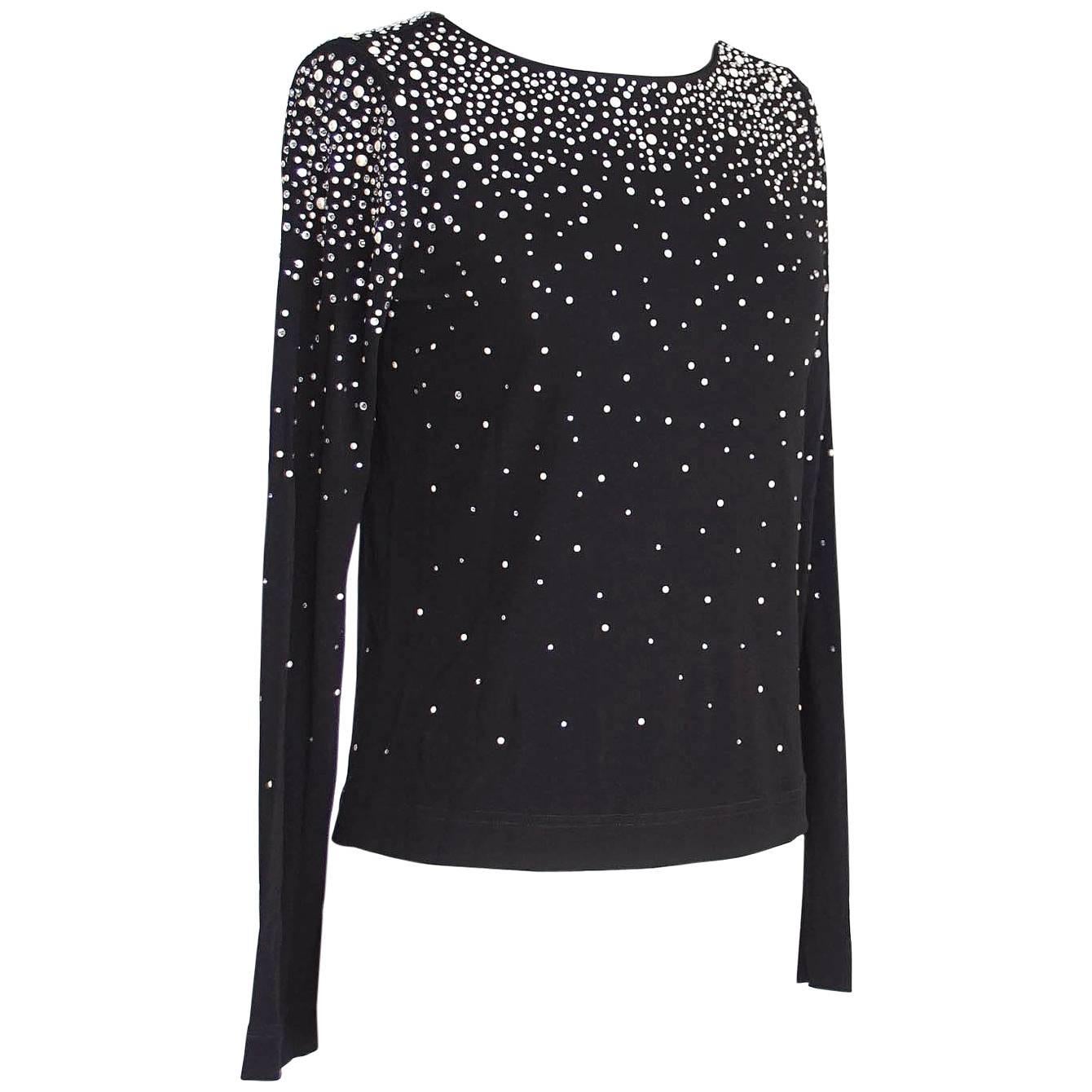 Guaranteed authentic Dolce&Gabbana gorgeous black top encrusted with pearl and Swarovski diamante crystals.
Gentle boat neckline.
Upper shoulders are encrusted with varying sizes of pearls and diamantes.
The body and sleeves have a scattering of