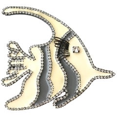 GIORGIO ARMANI Broche grande forme de poisson grise et crème avec strass, années 1980