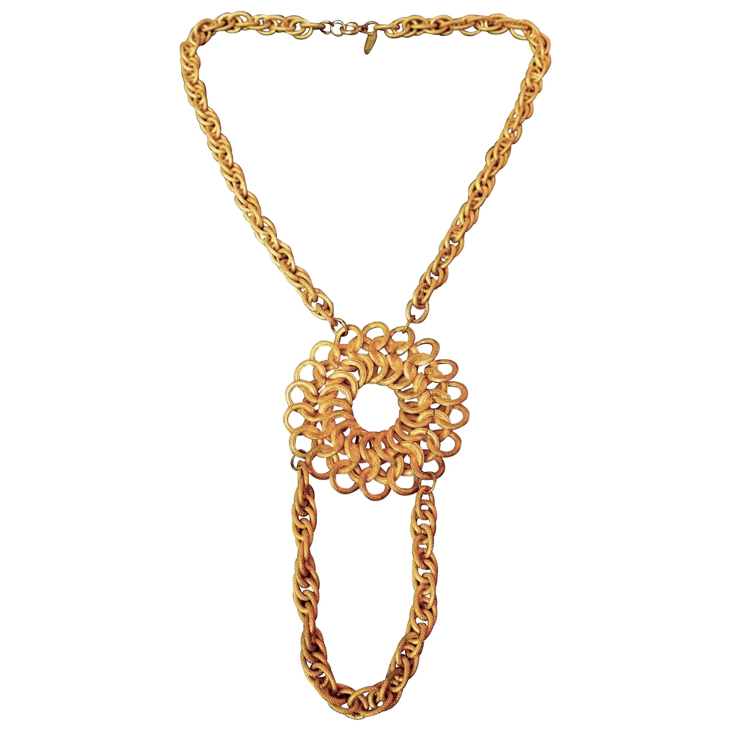 Miriam Haskell, collier pendentif russe en métal doré, c. 1970 en vente
