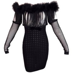 1993 Jean Paul Gaultier Robe noire à épaules dénudées avec franges et plumes en résille