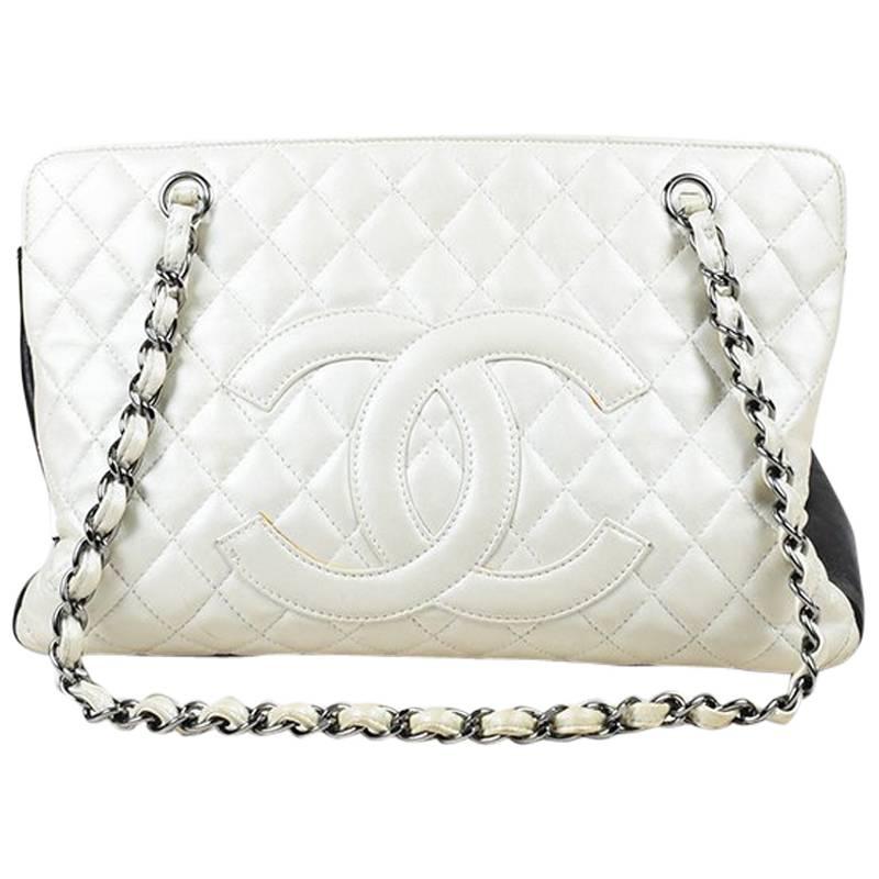 Chanel White & Black Leather Quilted Colorblock Chain Strap 'CC' Tote For Sale